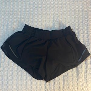 Lululemon Low Rise Hotty Hot 2.5” Black Short Size 6